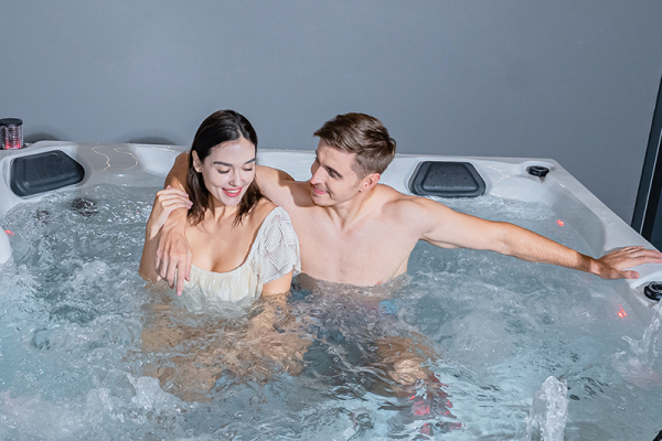 Можно ли заниматься спортом в большой открытой гидромассажной ванне?