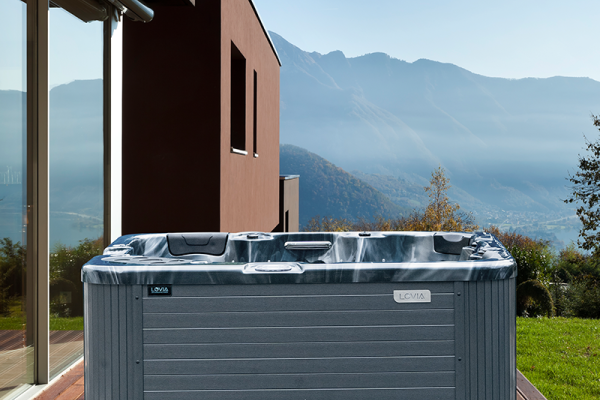 A kültéri, szabadon álló jakuzzi kádakban vannak masszázsfúvókák?