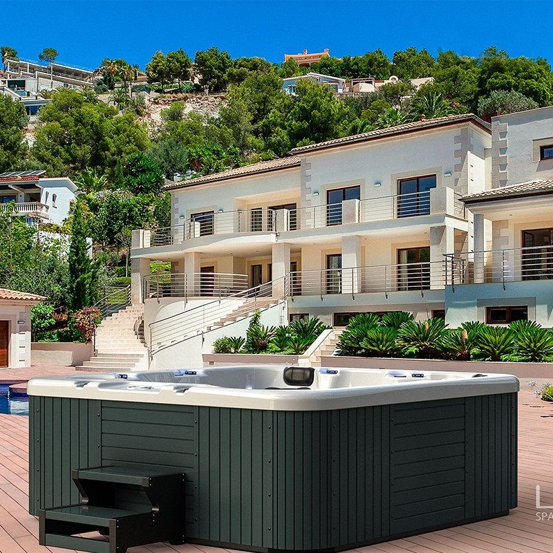 outdoor spa hot tub