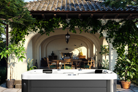 What size outdoor hot tub is suitable for 5 people?