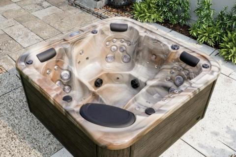 Pinapataas ba ng mga tabletang chlorine ang katigasan ng calcium sa mga outdoor hot tub?