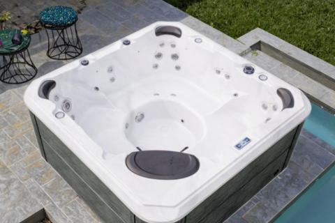 Hoe verwijder je schuim uit een hydrotherapiebad voor buiten?