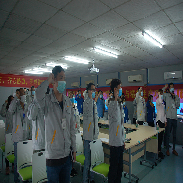 Palalimin ang pakiramdam ng pagiging nasa parehong bangka at magsikap na bumuo ng isang mahusay na pangkat ng trabaho