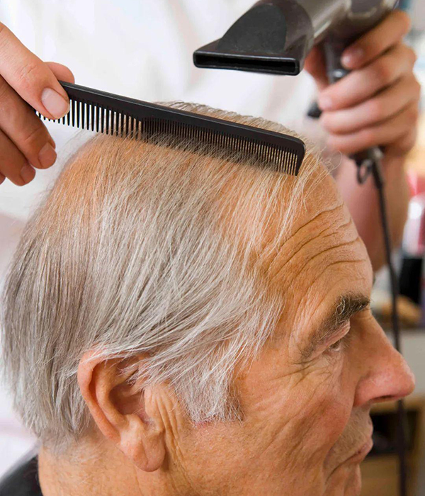 Paano ako maghuhugas ng buhok ng isang nakaratay na matatandang tao?