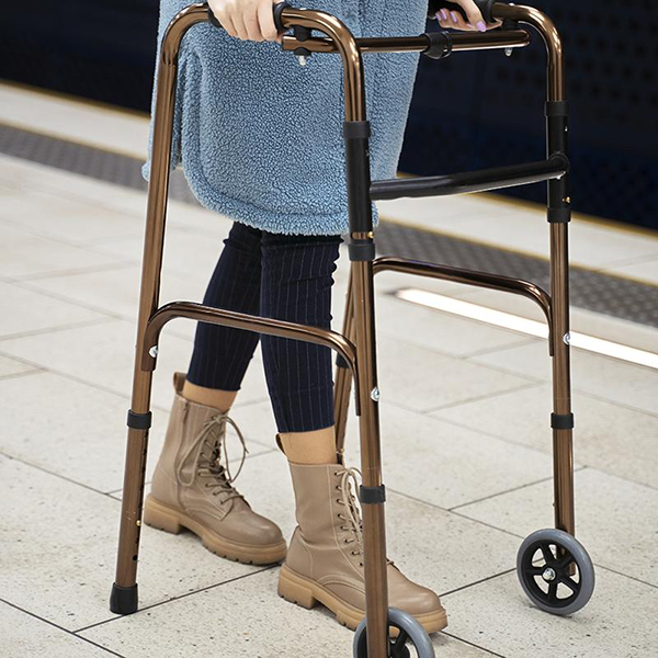 Ano ang mga pakinabang ng walker na may gulong?