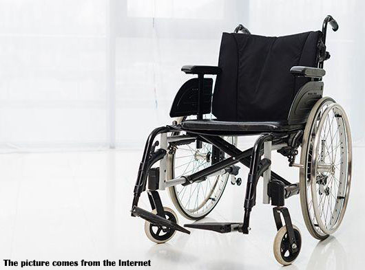 Ano ang mga tampok na pangkaligtasan ng isang wheelchair?