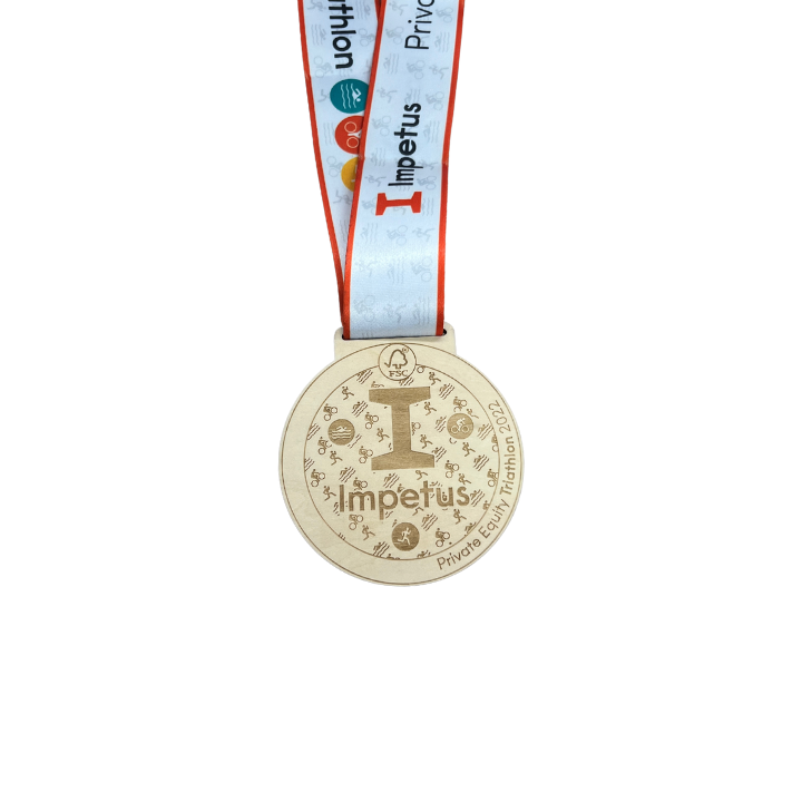 Drevená triatlonová medaila