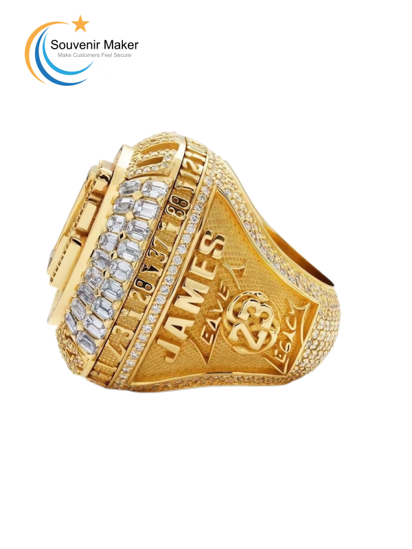 Champion-Ring aus leuchtendem Gold und Edelsteinen