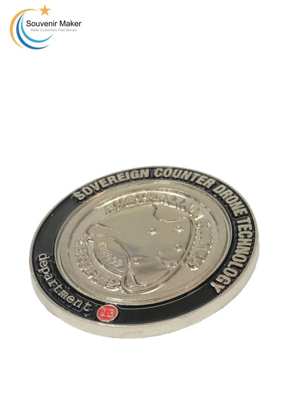 Moneta sfida personalizzata con placcatura in argento brillante riempita con smalto nero e rosso morbido