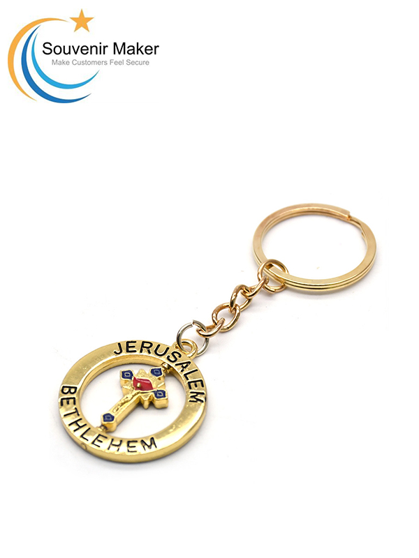 Schlüsselanhänger aus glänzendem Gold mit weicher Emaille