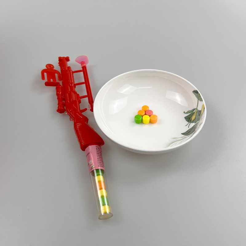 Funny toy gun with target colorful fruits flavor tablet candy toy candy