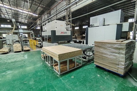 La línea automática de paneles de madera maciza de JYC ayuda a la actualización tecnológica de un proveedor de marcas de muebles para el hogar de clase mundial