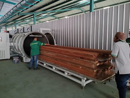 دستگاه وکیوم خشک کن چوب اندونزی با فرکانس بالا