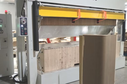 ¿Cuáles son algunas aplicaciones comunes para las prensas dobladoras de madera de una sola dirección de alta frecuencia?