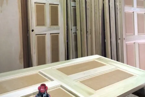 چگونه می توان کارایی و دقت را در ساخت درب های چوبی افزایش داد؟