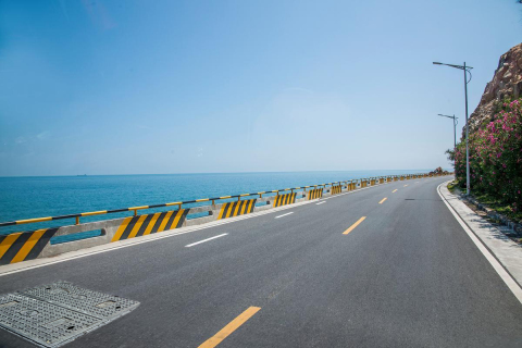 Какие крышки люков местные органы власти используют в условиях влажной прибрежной среды?