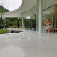 Alpine Terrazzo White Stone -laatat pohjaseinään