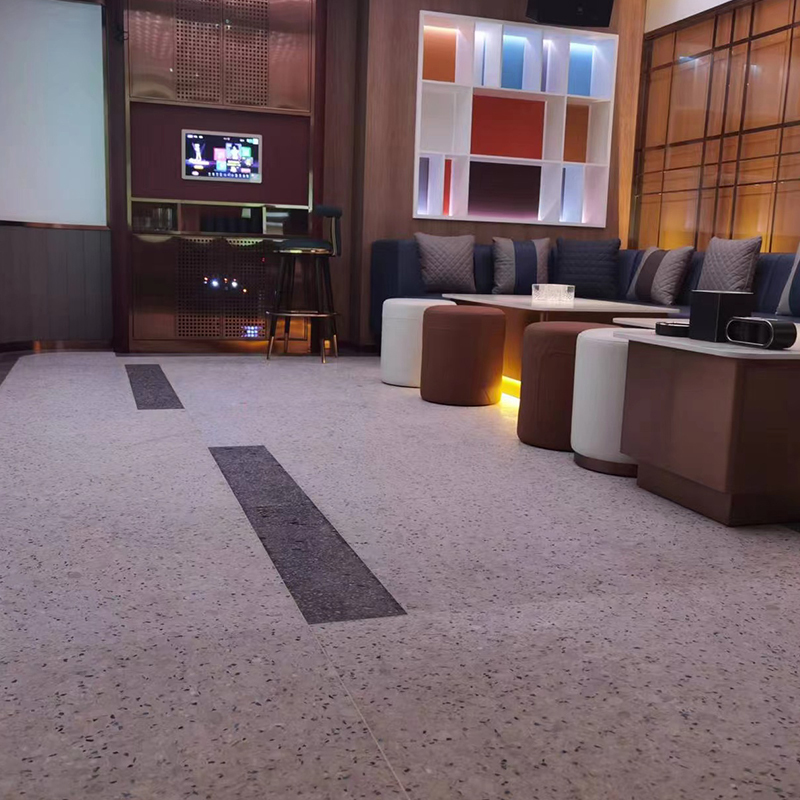 טרצו לבן של שאנל, טרצו יצוק מראש בצבע לבן