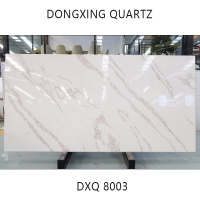 Vit dekorativ kökskvartsstenvägg