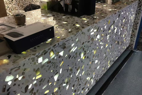 Színes terrazzo, amely egyszerre vonzó és praktikus