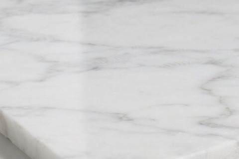 Calacatta Carrara vs Marmo di Carrara: differenze e guida alla progettazione