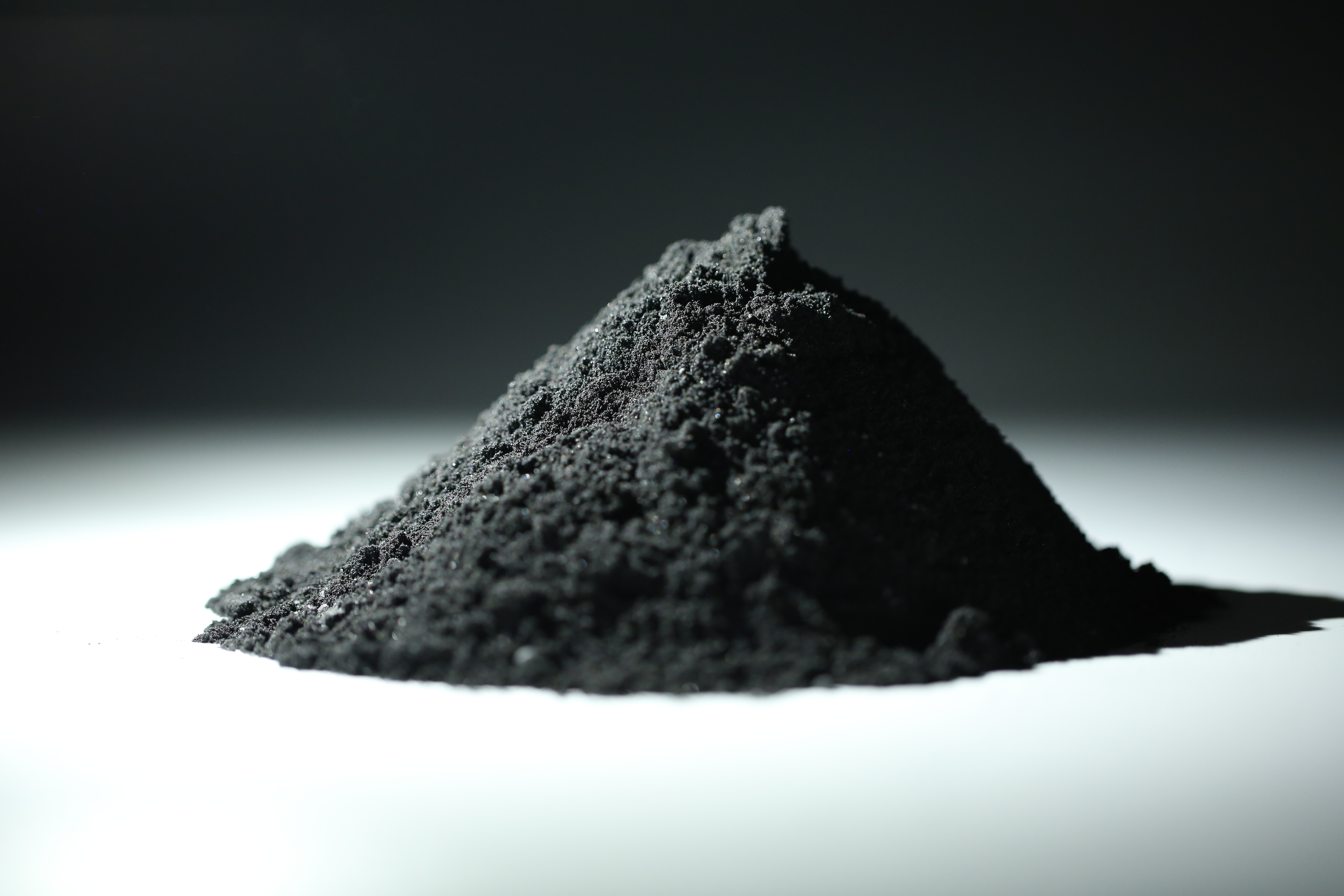 High purity roasted molybdenum concentrate