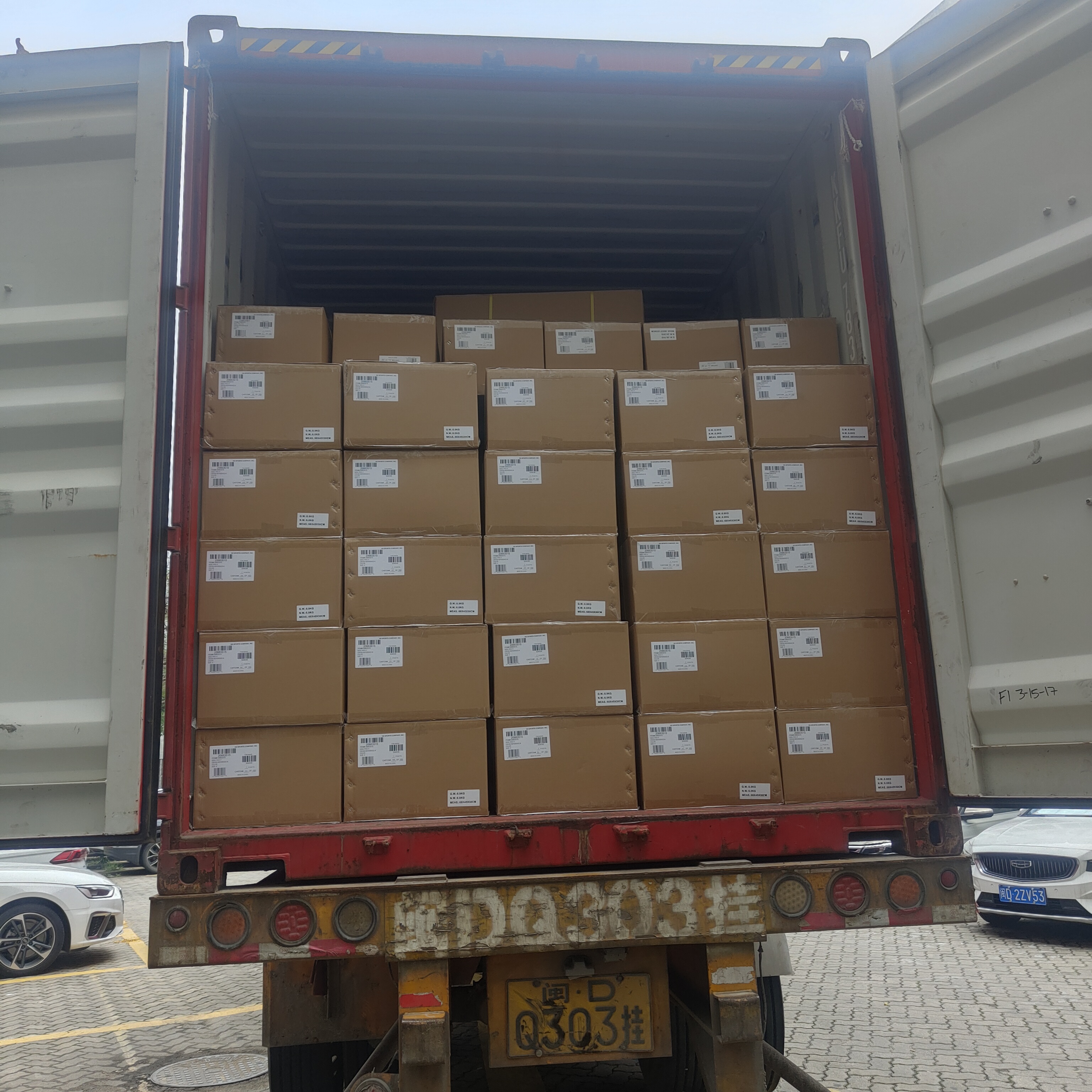 梱包とコンテナへの積み込み