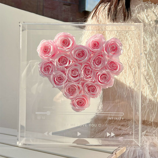 Стабилизированная роза-сердце в акриловой коробке розового цвета