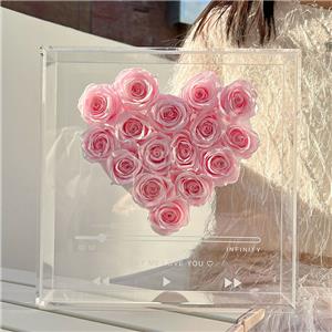 Cuore di rose stabilizzate in scatola acrilica rosa
