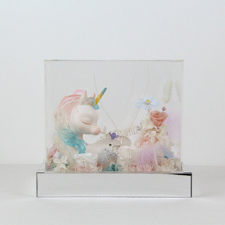 Confezione regalo con fiori stabilizzati con unicorno arcobaleno