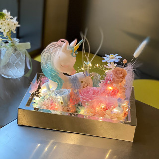 Confezione regalo con fiori stabilizzati con unicorno arcobaleno