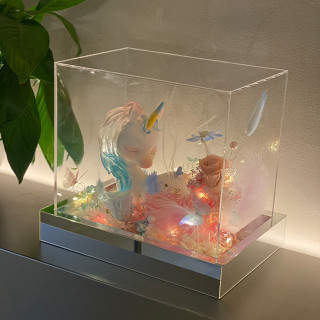 Confezione regalo con fiori stabilizzati con unicorno arcobaleno