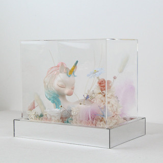Confezione regalo con fiori stabilizzati con unicorno arcobaleno