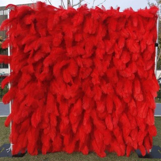 Decorazione del muro di piume artificiali sullo sfondo