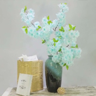Decorativo con fiori di ciliegio artificiali