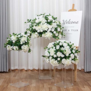 Decorazione di nozze con palla di fiori artificiali