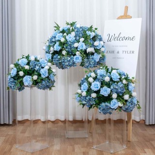 Decorazione di nozze con palla di fiori artificiali