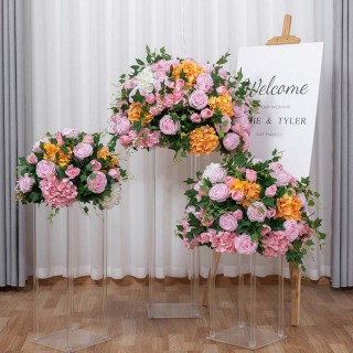 Decorazione di nozze con palla di fiori artificiali