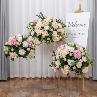 Decorazione di nozze con palla di fiori artificiali