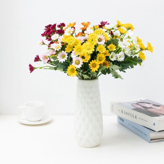 Декор искусственных шелковых ромашек