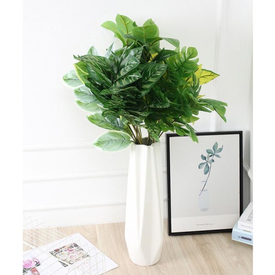 Искусственная зеленая трава, куст, листья дерева