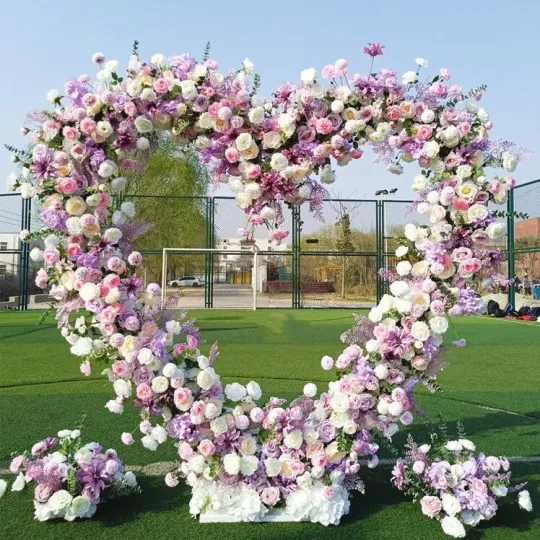 Свадебная цветочная арка в форме сердца