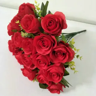 Bouquet di rose artificiali a 18 teste