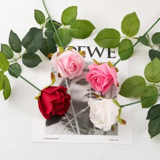 Rosa artificiale singola di simulazione