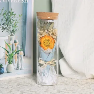 Bouquet Di Fiori Secchi Con Bottiglia Di Vetro