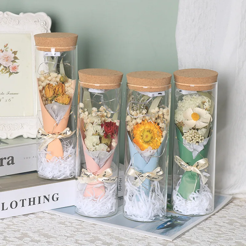 Bouquet Di Fiori Secchi Con Bottiglia Di Vetro