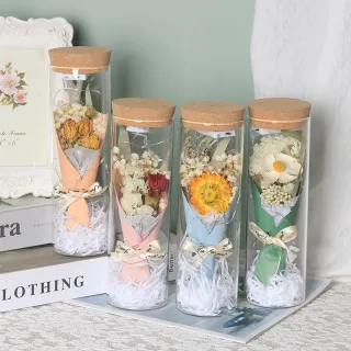 Bouquet Di Fiori Secchi Con Bottiglia Di Vetro