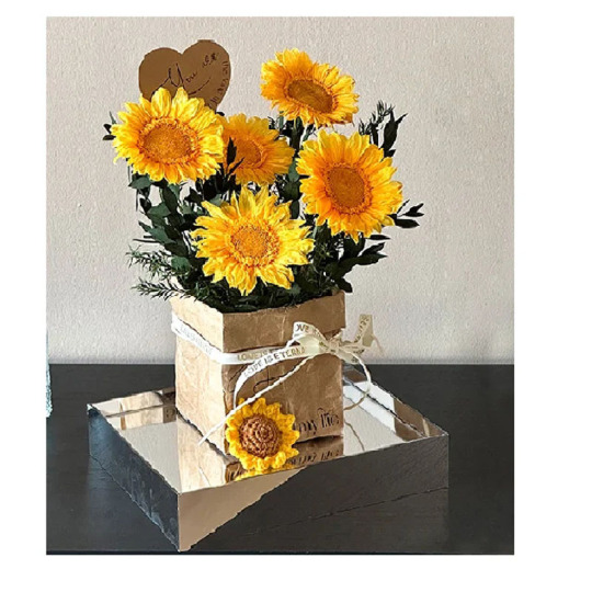 Стабилизированный букет подсолнухов в акриловой коробке