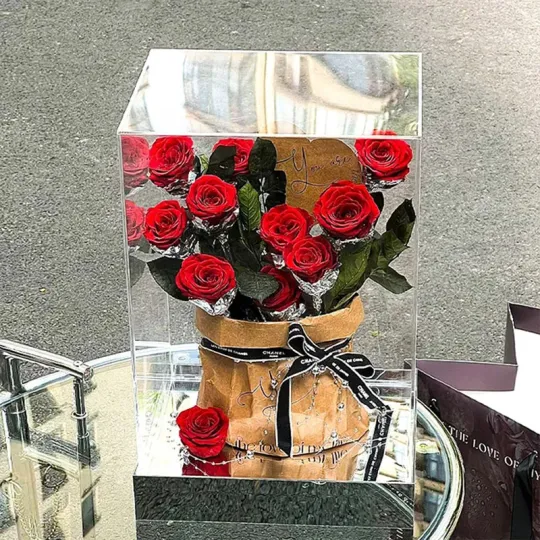 باقة ورد محفوظة في علبة أكريليك