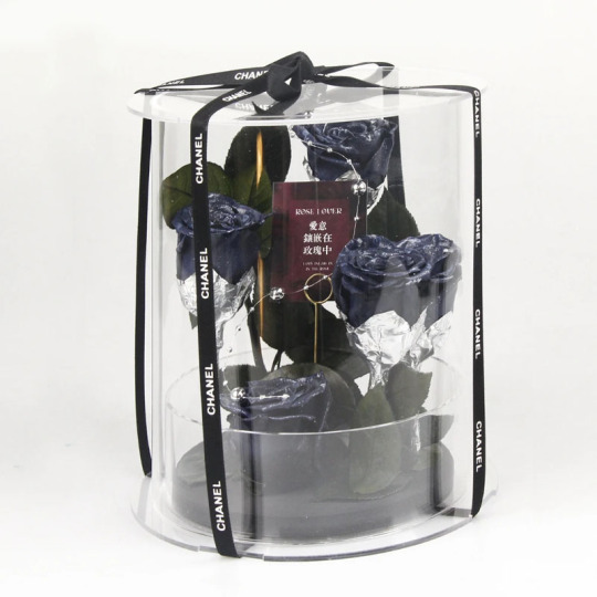 Стабилизированные розы в круглых акриловых коробках